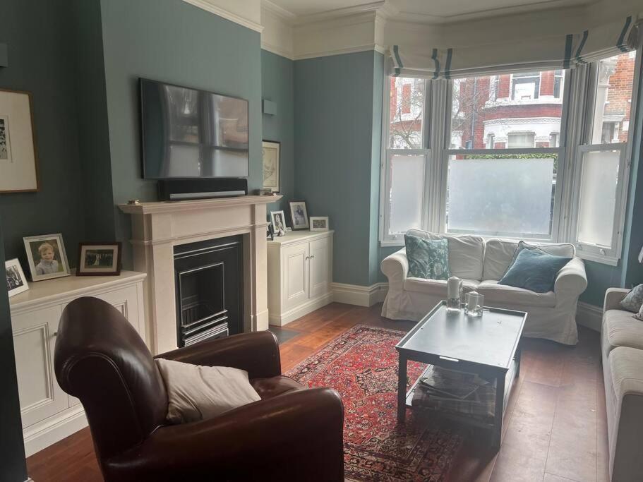 Four Bedroom Modern Victorian Wandsworth House Londra Exterior foto