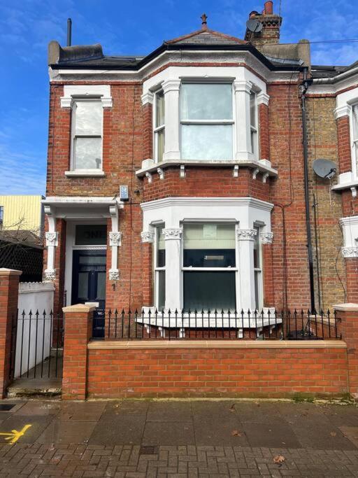 Four Bedroom Modern Victorian Wandsworth House Londra Exterior foto