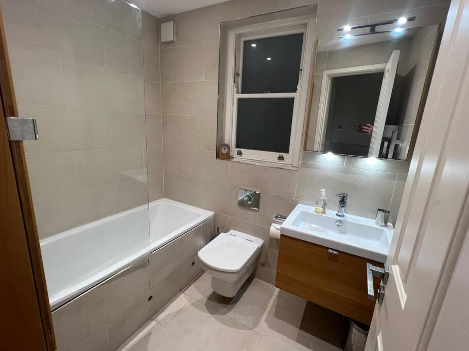 Four Bedroom Modern Victorian Wandsworth House Londra Exterior foto