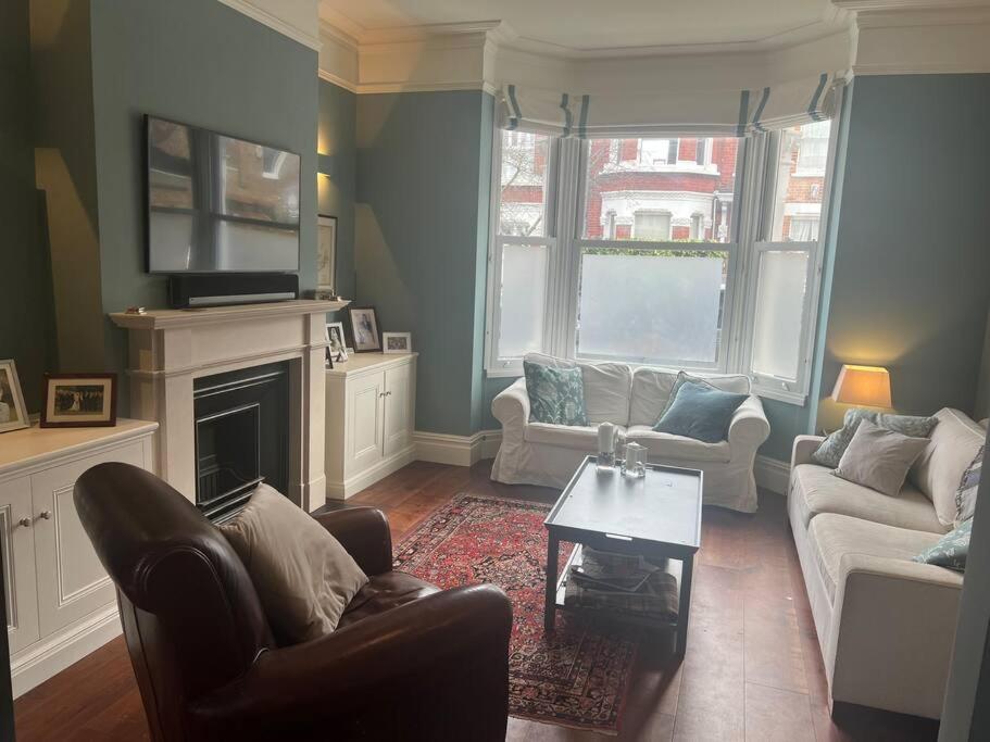 Four Bedroom Modern Victorian Wandsworth House Londra Exterior foto